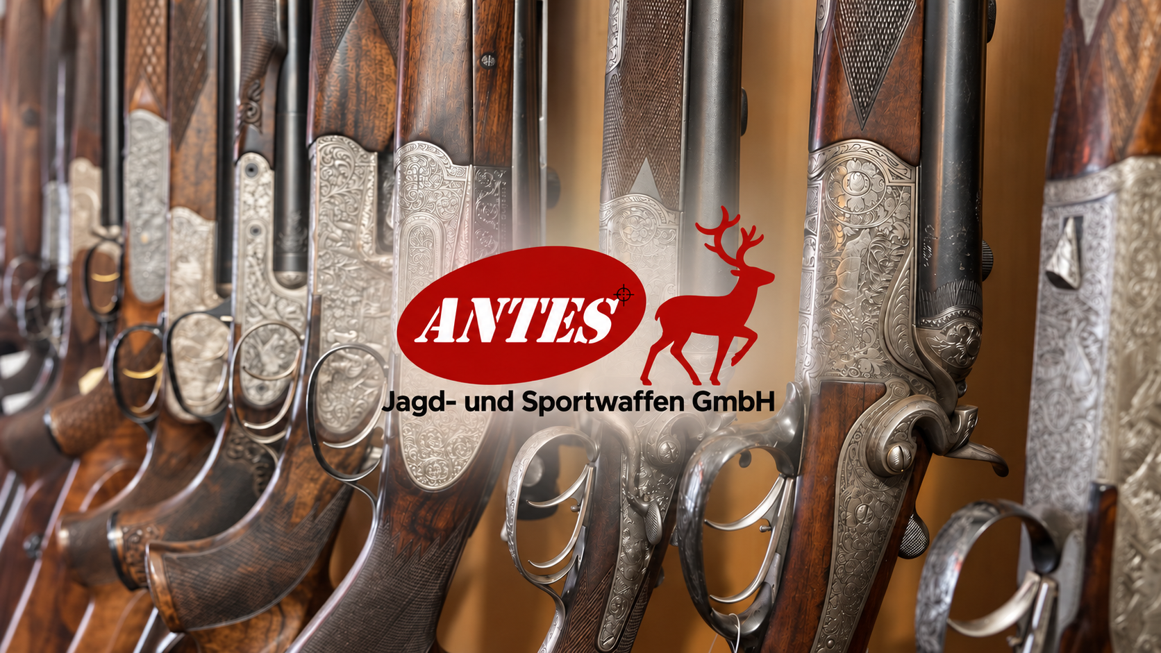 Gravierte Jagdwaffen nebeneinander mit dem Logo der Antes Jagd- und Sportwaffen GmbH